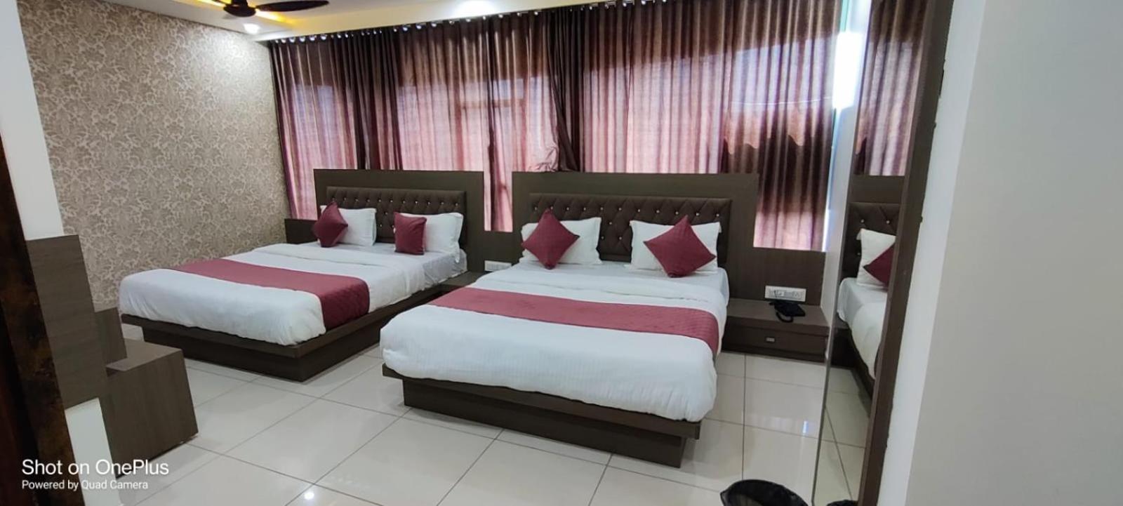 Hotel Aarna Palace Вадодара Экстерьер фото